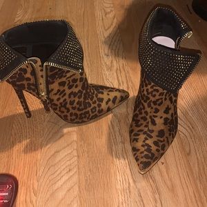 Beautiful leaped print stiletto heels